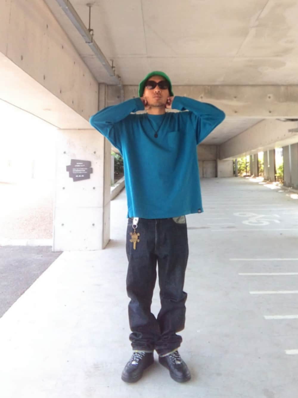 「ストリート、GVAIAL GARAGE、バケットハット、GU、ロンT、XLARGE、stussy、キーチェーン、デニム、NIKE、supreme、エアフォースワン、サングラス、ロールアップ」｜「GVAIAL GARAGEのアイテム（ハット、グリーン系）」を使った、hasshi(ハッシー)さん（メンズ・172cm）の春コーディネートの1枚目の写真