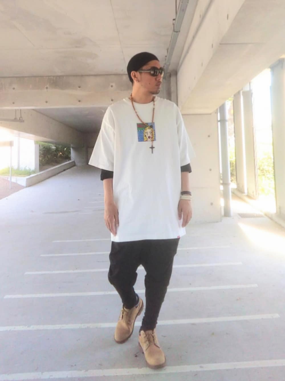 ホワイト系のTシャツ/カットソー、ブラック系のその他パンツ、イエロー系のブーツを着用したメンズの春コーディネートの1枚目の写真