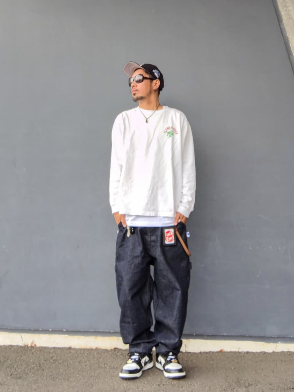 ホワイト系のTシャツ/カットソー、ホワイト系のタンクトップ、ブルー系のデニムパンツを着用したメンズの夏コーディネートの1枚目の写真