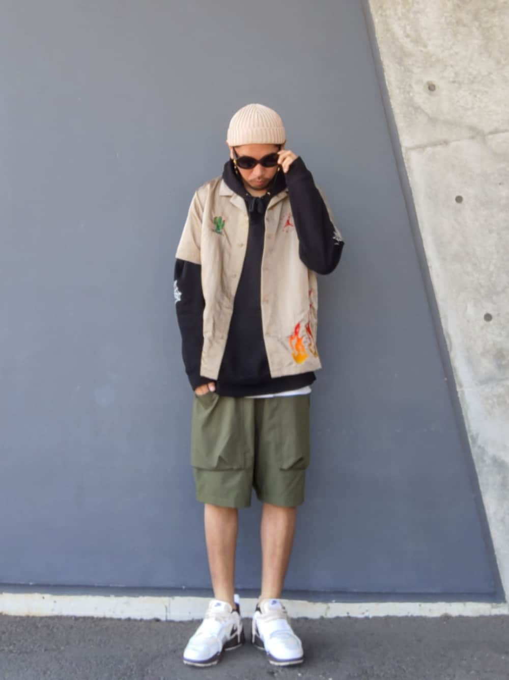 ベージュ系のシャツ/ブラウス、ブラック系のパーカー、グリーン系のその他パンツを着用したメンズの春コーディネートの1枚目の写真