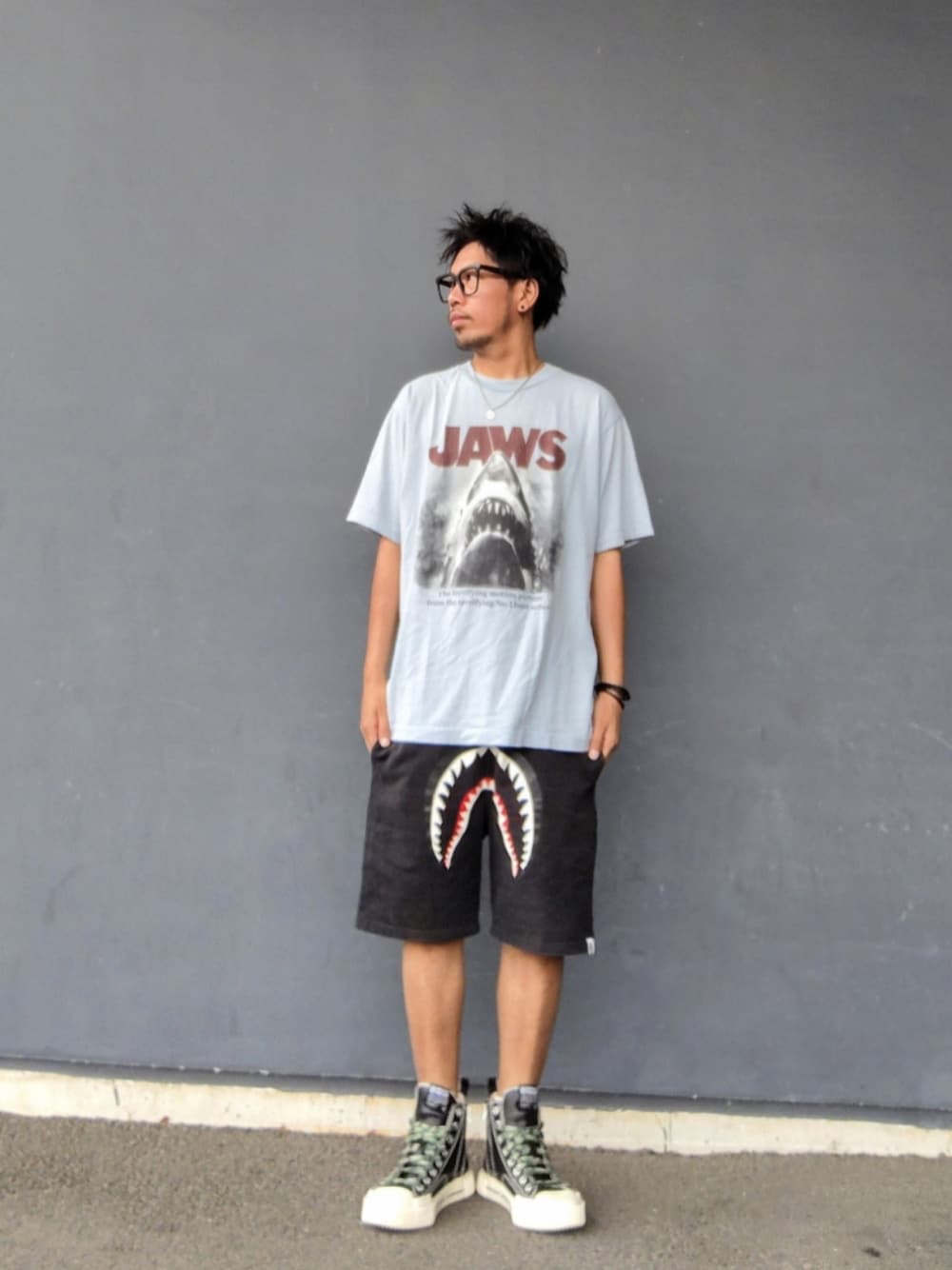 ブルー系のTシャツ/カットソー、ブラック系のその他パンツ、ブラック系のスニーカーを着用したメンズの夏コーディネートの1枚目の写真