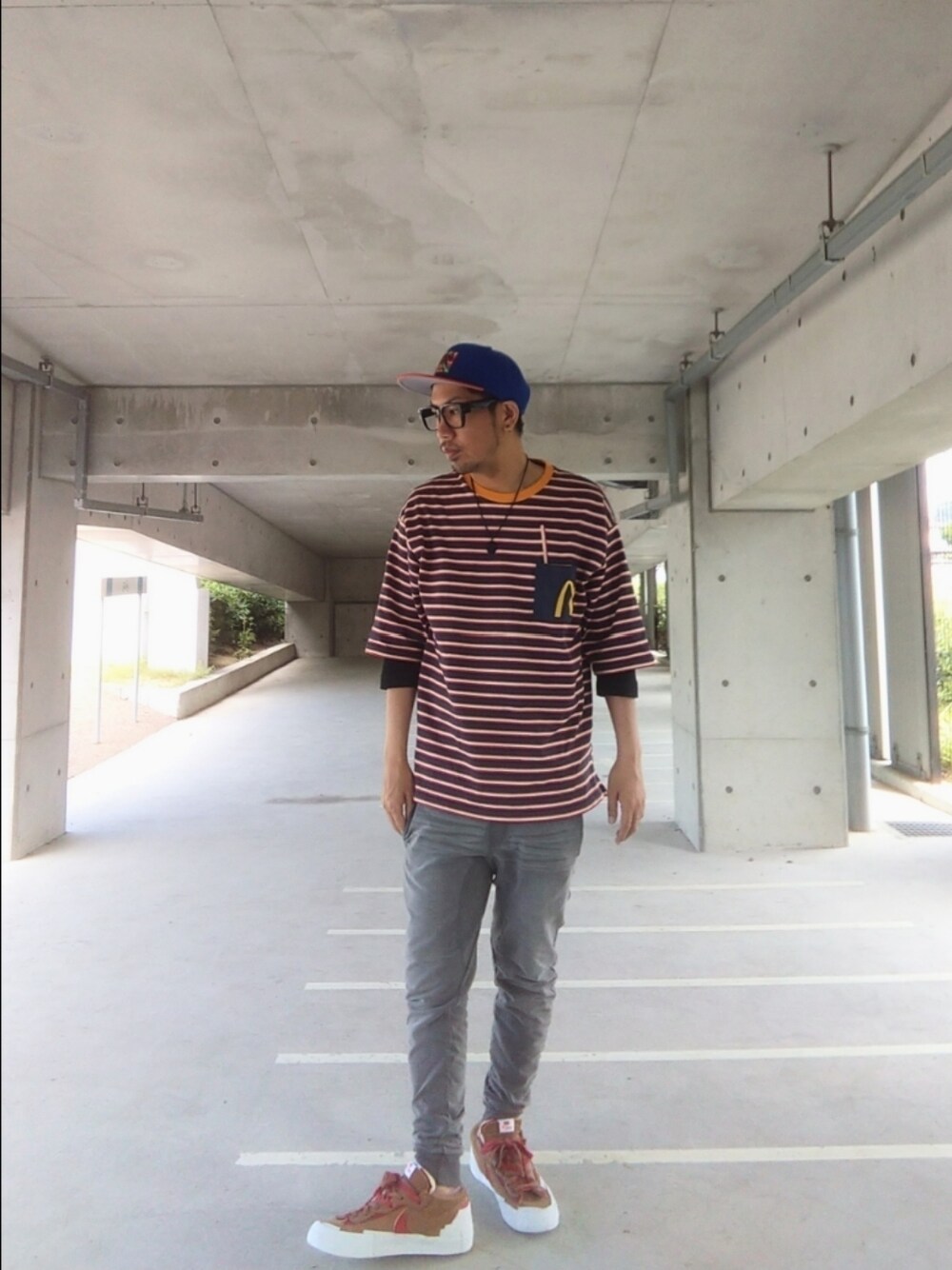 その他のTシャツ/カットソー、ブラウン系のスニーカー、グレー系のその他パンツを着用したメンズの夏コーディネートの1枚目の写真