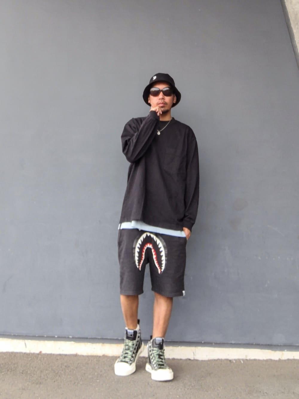 ブラック系のTシャツ/カットソー、ブルー系のタンクトップ、ブラック系のその他パンツを着用したメンズの秋コーディネートの1枚目の写真