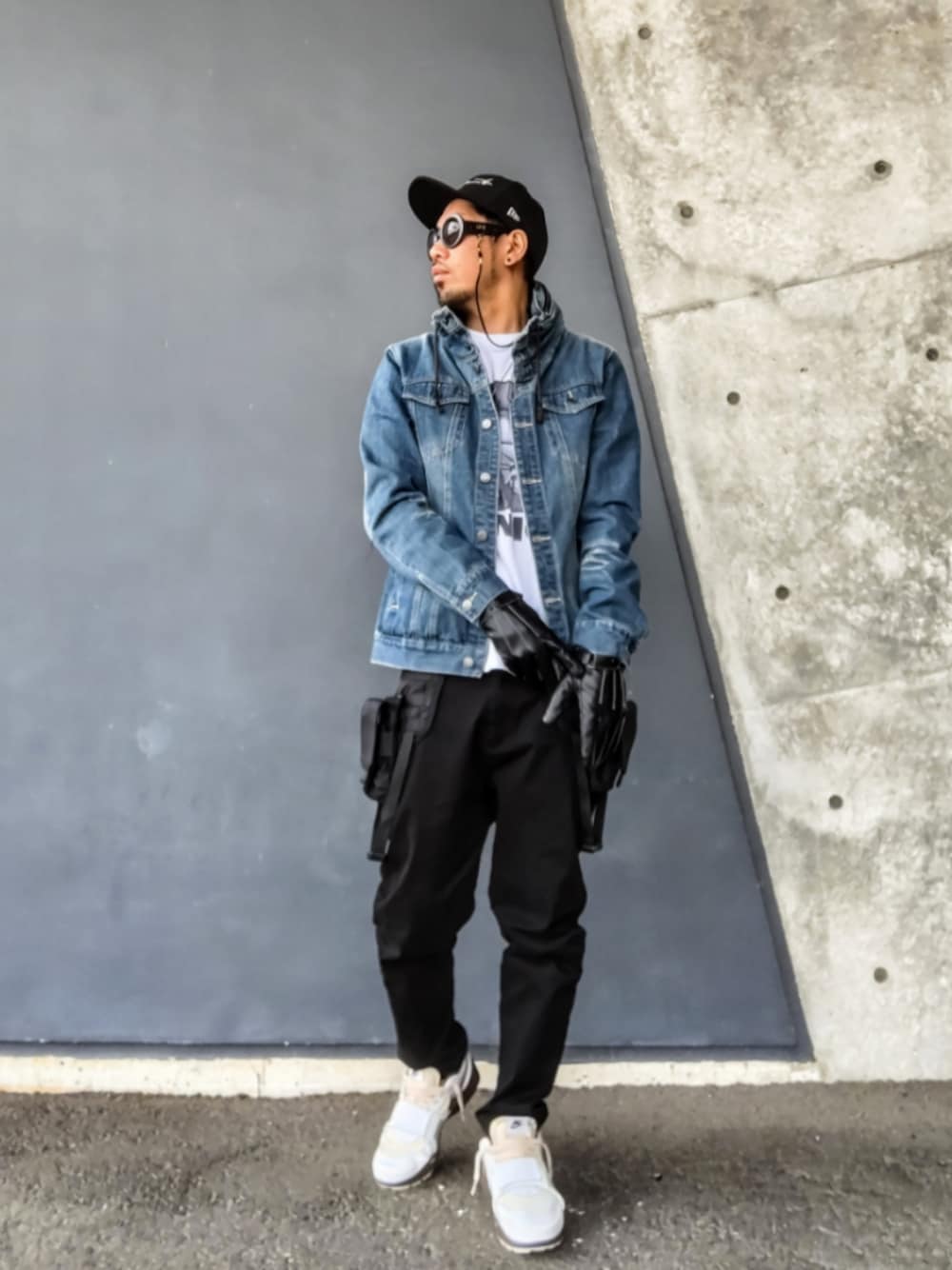 ブルー系のデニムジャケット、ホワイト系のTシャツ/カットソー、ブラック系のその他パンツを着用したメンズの春コーディネートの1枚目の写真