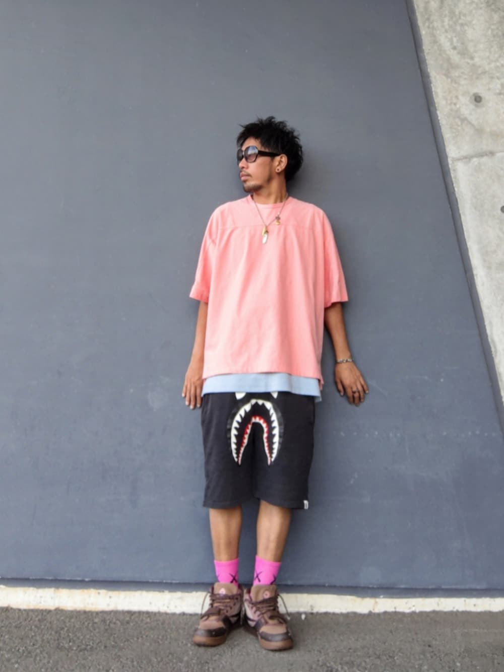 ピンク系のTシャツ/カットソー、ブルー系のタンクトップ、ブラック系のその他パンツを着用したメンズの秋コーディネートの1枚目の写真