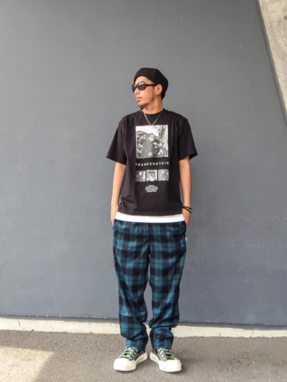 ブラック系のTシャツ/カットソー、ホワイト系のタンクトップ、グリーン系のその他パンツを着用したメンズの夏コーディネートの1枚目の写真