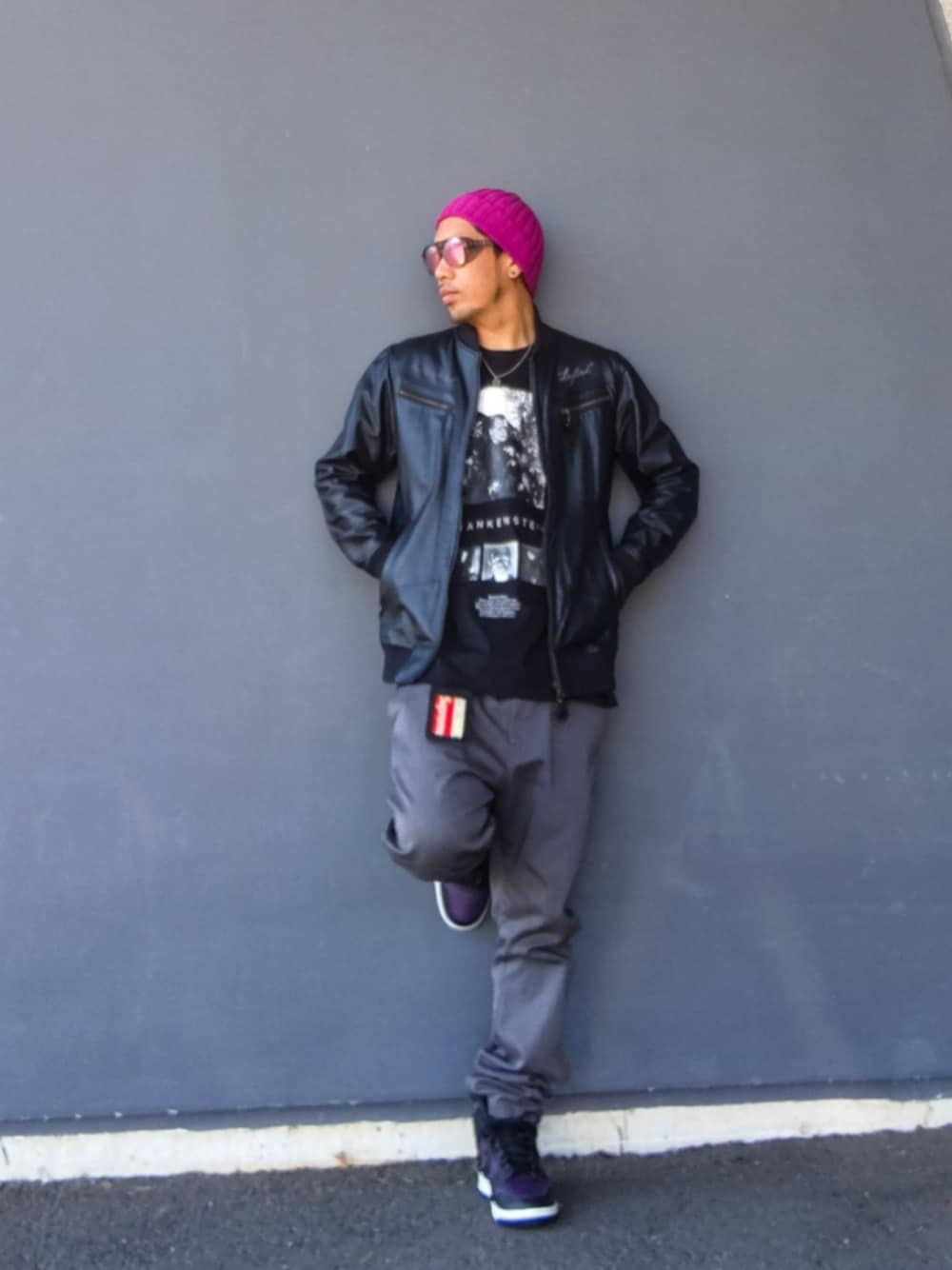 ブラック系のTシャツ/カットソー、ブラック系のジャケット/アウター、グレー系のチノパンツを着用したメンズの冬コーディネートの1枚目の写真
