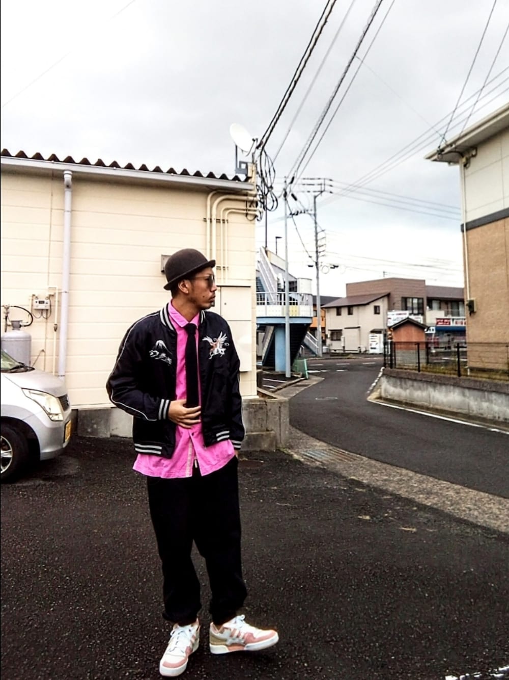 「サマンサモスモス、フェルトハット、ネクタイ、スカジャン、ピンク、ポールスミス、ディッキーズ(Dickies)、adidas、フォーラムイグジビット、黒×ピンク、考える人、ファッションを楽しもう、ペテン師」｜「Samansa Mos2のアイテム（ハット、グレー系）」を使った、hasshi(ハッシー)さん（メンズ・172cm）の秋コーディネートの1枚目の写真