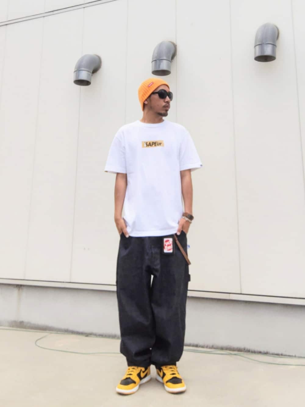ホワイト系のTシャツ/カットソー、ブルー系のデニムパンツ、イエロー系のスニーカーを着用したメンズの夏コーディネートの1枚目の写真