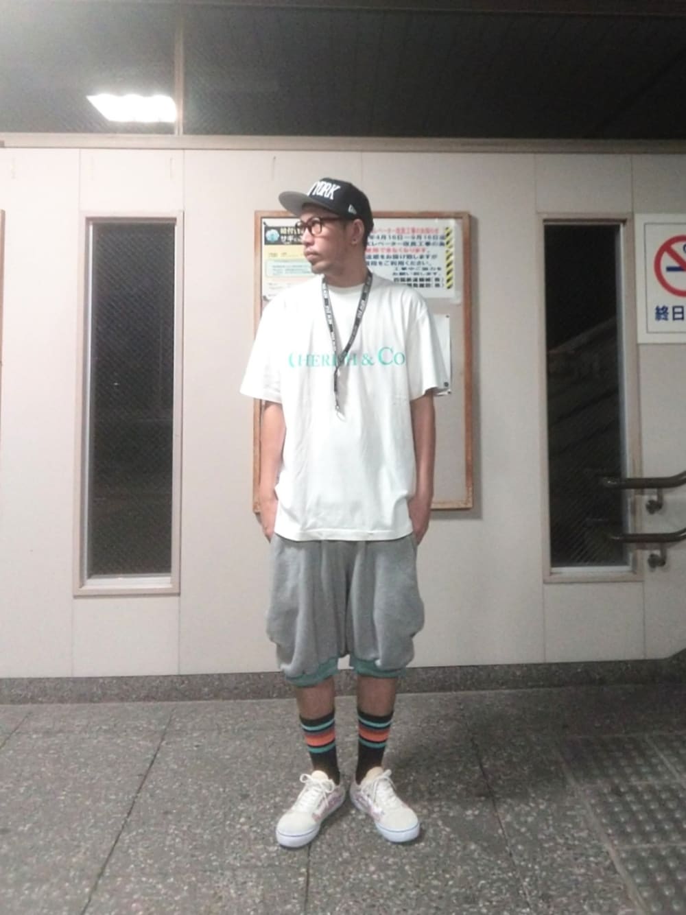 「ストリート、FRAPBOIS、ハーフパンツ、VANS、sapeur、NEW ERA、ファミマ靴下」｜「NEW ERAのアイテム（キャップ、ブルー系）」を使った、hasshi(ハッシー)さん（メンズ・172cm）の秋コーディネートの1枚目の写真