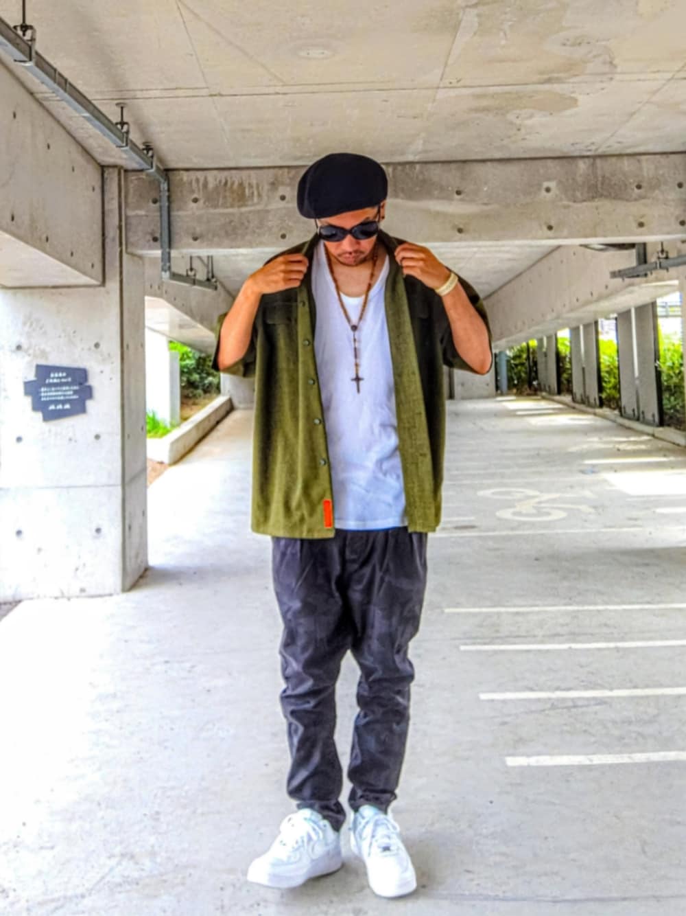 グリーン系のシャツ/ブラウス、ホワイト系のタンクトップ、ブラック系のパンツを着用したメンズの秋コーディネートの1枚目の写真