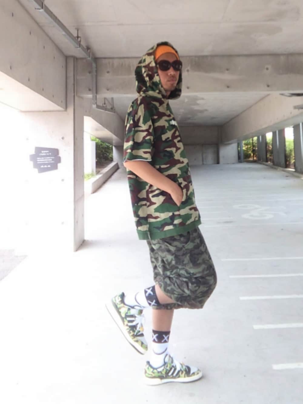 「ストリート、カモフラ、半袖パーカー、Columbia、エルビラ、靴下、靴下オタク、adidas、A BATHING APE、supreme、サングラス、ハーフパンツ、迷彩、ビーニー、ミリタリー」｜「Supreme のアイテム（ニットキャップ/ビーニー、イエロー系）」を使った、hasshi(ハッシー)さん（メンズ・172cm）の春コーディネートの1枚目の写真