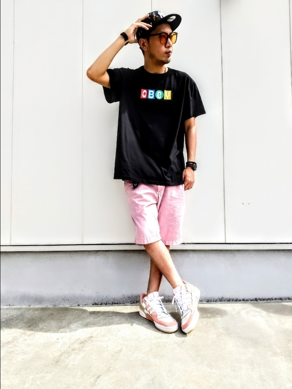 「ニューエラ キャップ、フォーラムイグジビット、adidas、オベイ、ピンクハーフパンツ、バイカラースニーカー、サングラススタイル、スプラッシュ刺繍、刺繍、サスケ、プラモデル、色変化、夏コーデ、ニクソン時計、忍者」｜「NEW ERAのニューエラ キャップ ニューヨークヤンキース スプラッシュ（キャップ、ブラック系）」を使った、hasshi(ハッシー)さん（メンズ・172cm）の夏コーディネートの1枚目の写真