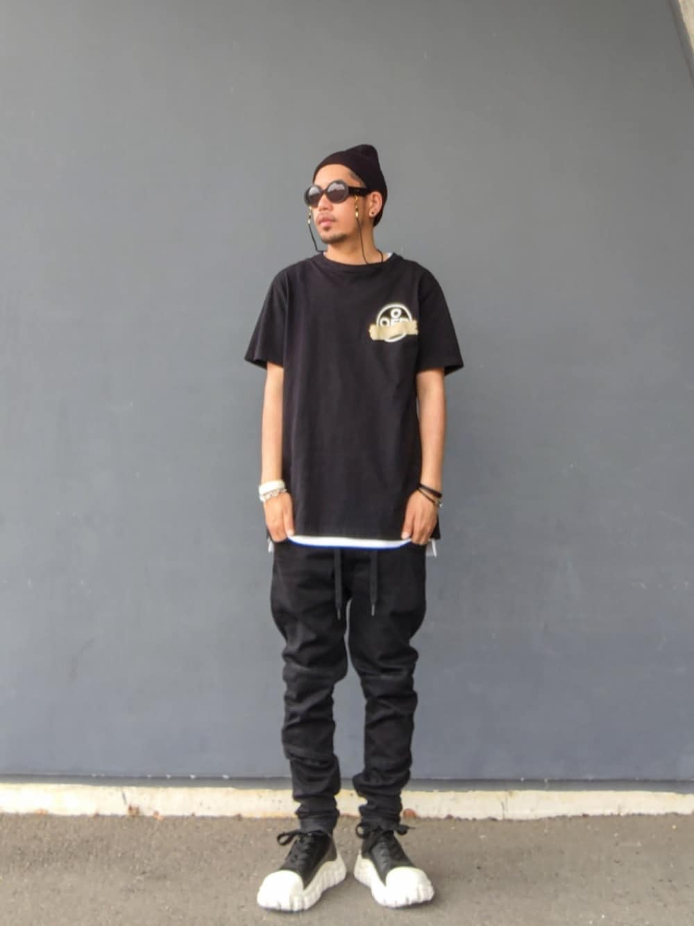 ブラック系のTシャツ/カットソー、ホワイト系のタンクトップ、ブラック系のデニムパンツを着用したメンズの夏コーディネートの1枚目の写真