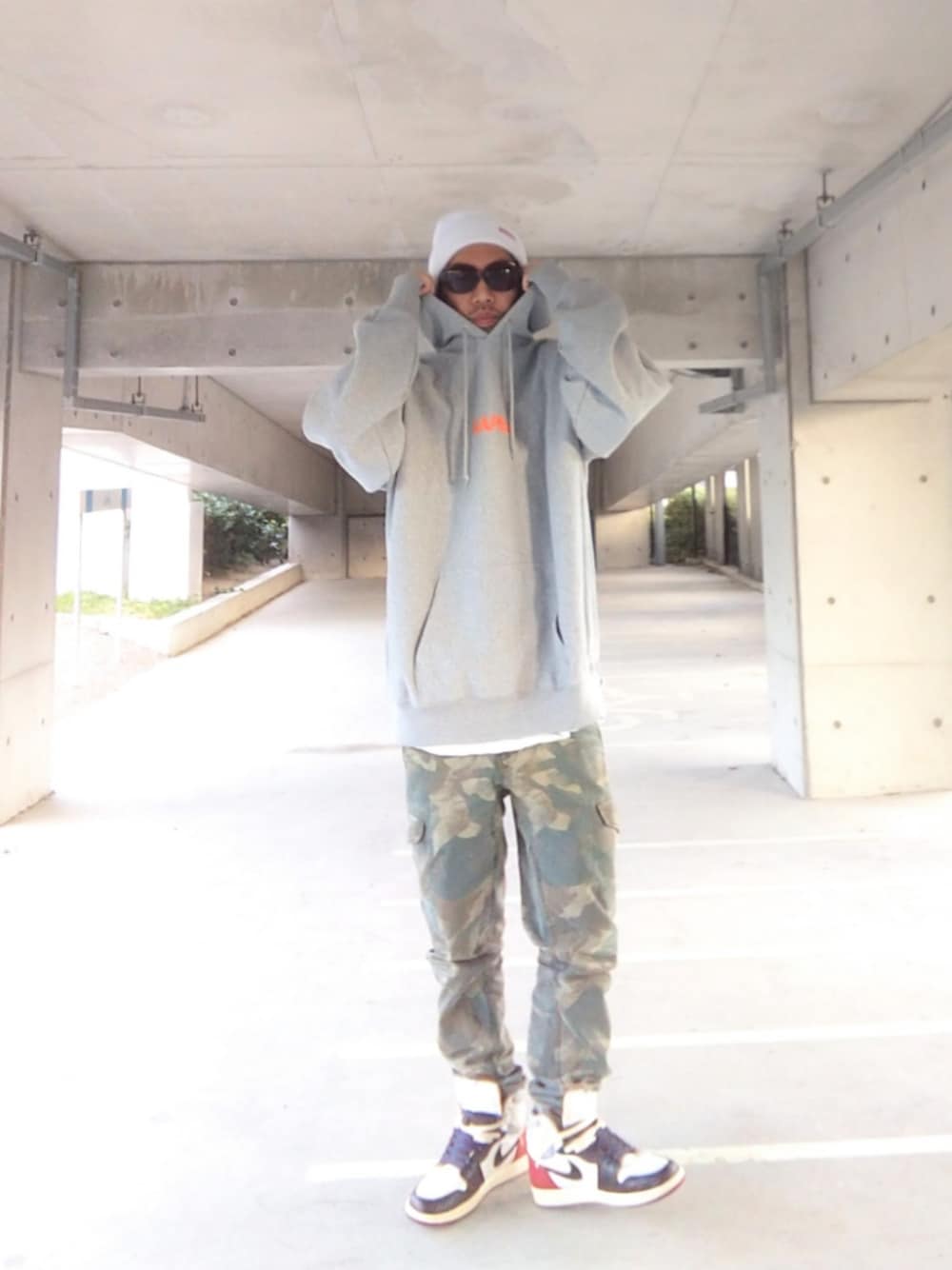 「ストリート、union、NIKE、Jordan、スニーカー、sapeur、浜ちゃん、supreme、ニット帽、element、カモ柄、レイヤード、冬コーデ」｜「Supreme のアイテム（ニットキャップ/ビーニー、ホワイト系）」を使った、hasshi(ハッシー)さん（メンズ・172cm）の冬コーディネートの1枚目の写真