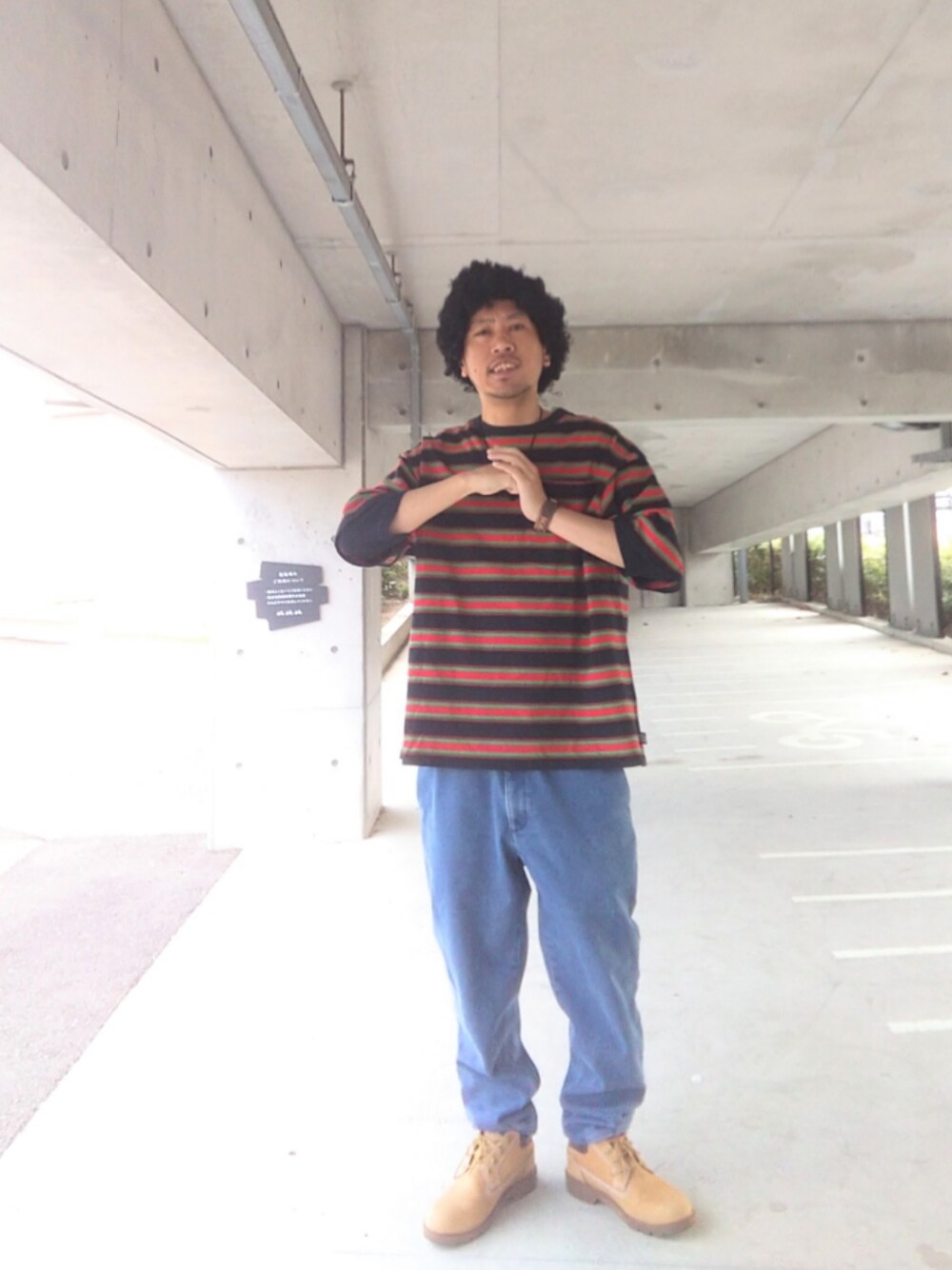 ブラック系のTシャツ/カットソー、ブルー系のデニムパンツ、イエロー系のブーツを着用したメンズの春コーディネートの1枚目の写真