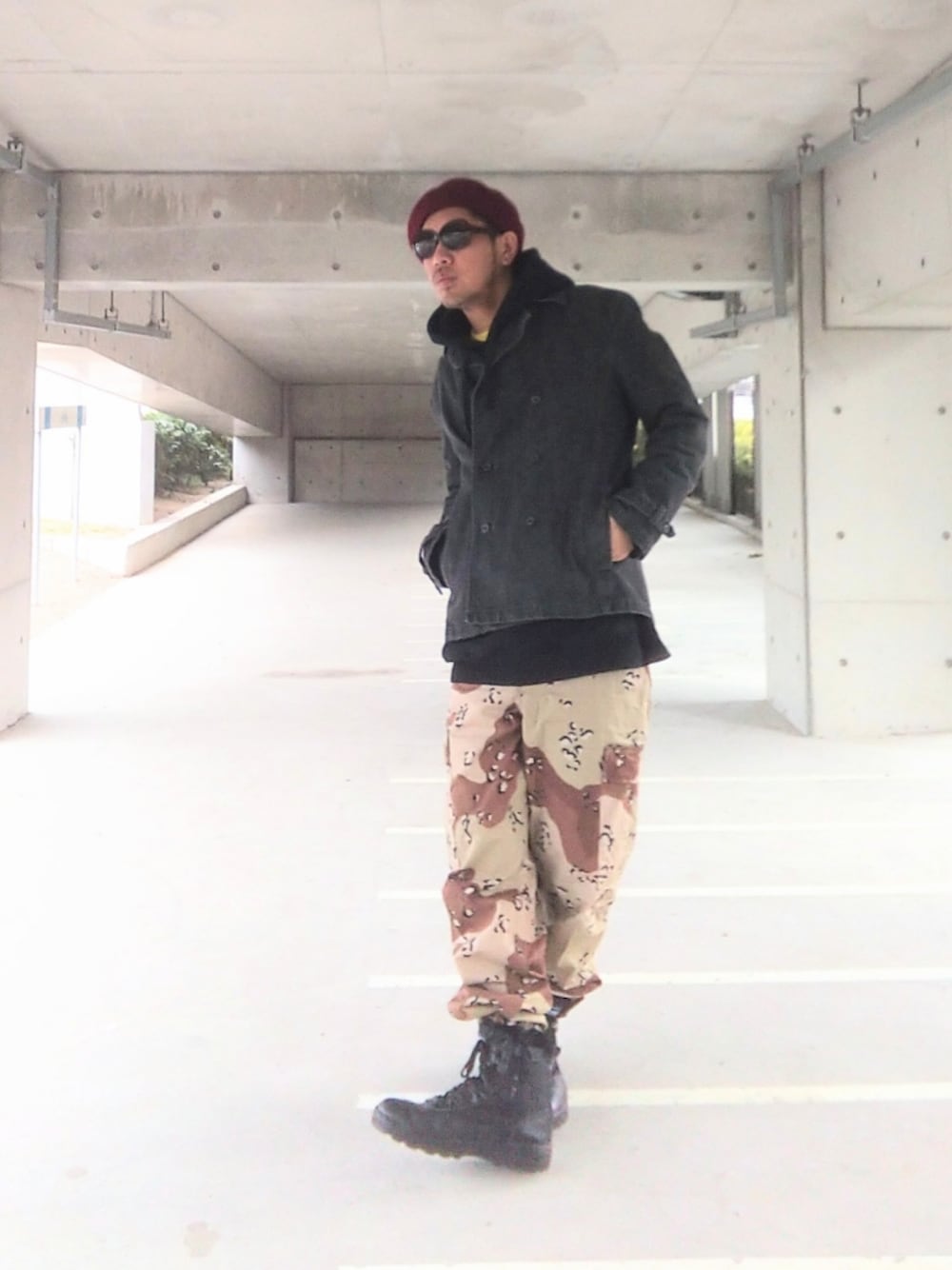 ブラック系のピーコート、ブラック系のパーカー、イエロー系のTシャツ/カットソーを着用したメンズの冬コーディネートの1枚目の写真