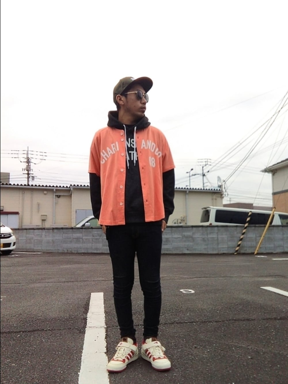 「チャリアンドコー(CHARI&CO)、パーカー、レイヤードスタイル、リドム、adidas、ホームアローン、THRASHER、スナップバック、サングラス、冬を彩る色いろコーデ、カジュアル、ファッションを楽しもう、服好きな人と繋がりたい、開拓の心」｜「adidasのadidas FORUM HOME ALONE GZ4378（スニーカー、ホワイト系）」を使った、hasshi(ハッシー)さん（メンズ・172cm）の冬コーディネートの1枚目の写真