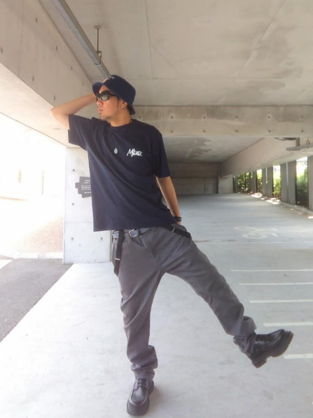 ブルー系のTシャツ/カットソー、グレー系のチノパンツ、ブラック系のモカシン/デッキシューズを着用したメンズの夏コーディネートの1枚目の写真