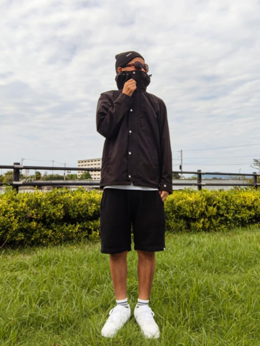 ブラック系のマウンテンパーカー、ブラック系のその他パンツ、ホワイト系のスニーカーを着用したメンズの秋コーディネートの1枚目の写真