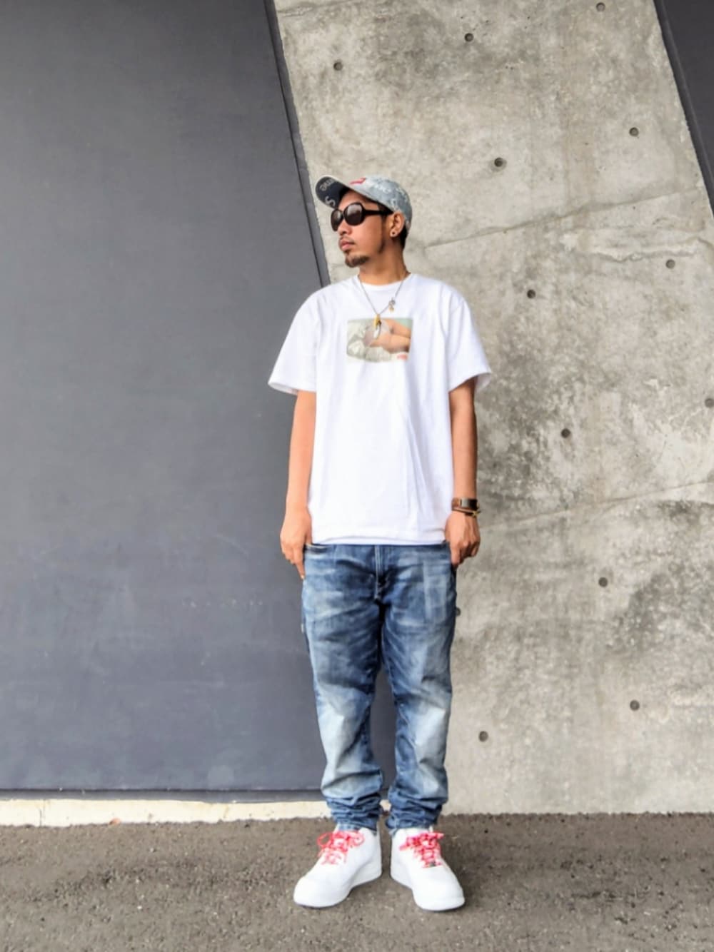 ホワイト系のTシャツ/カットソー、ホワイト系のタンクトップ、ブルー系のデニムパンツを着用したメンズの夏コーディネートの1枚目の写真
