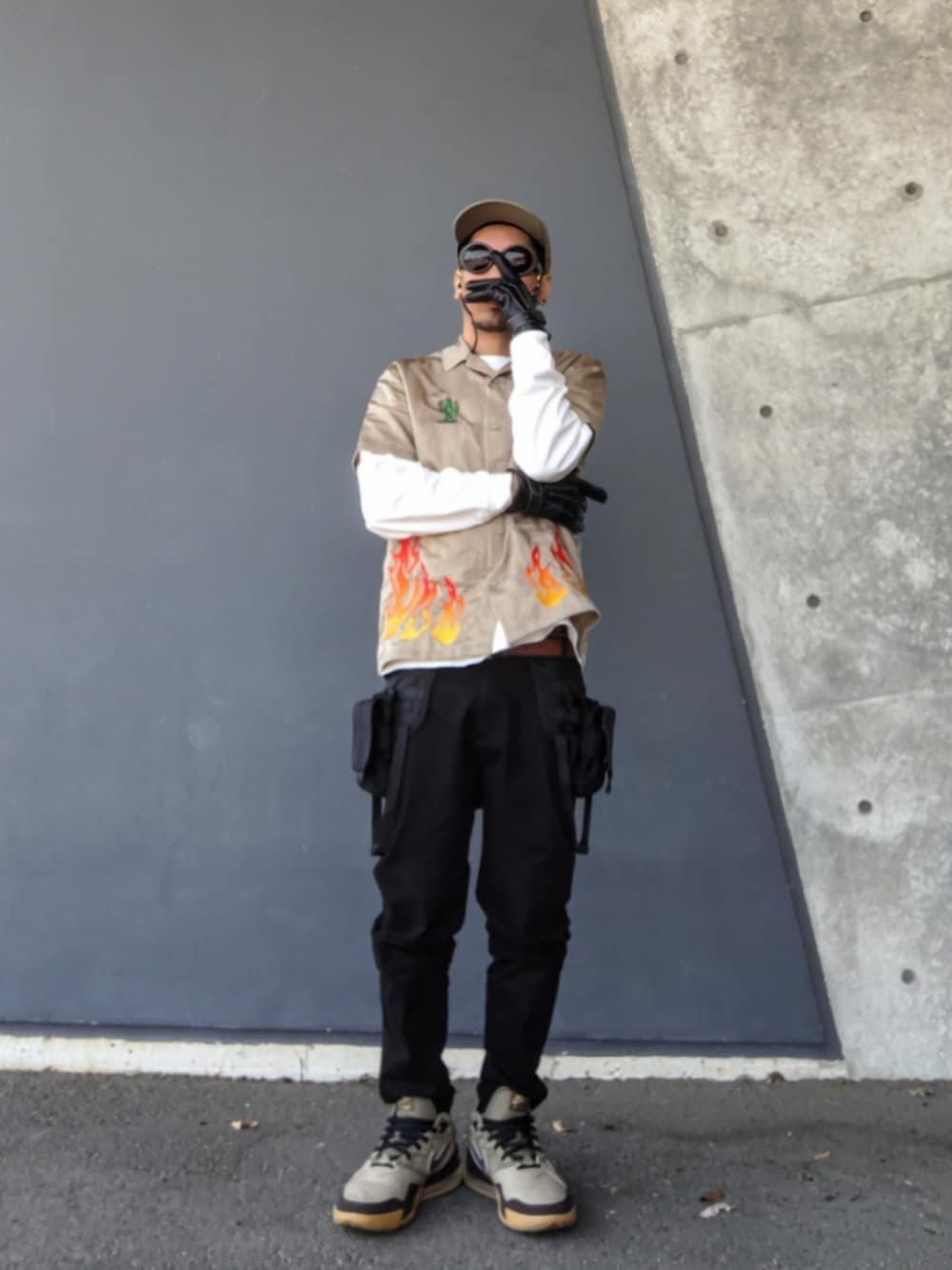 ベージュ系のシャツ/ブラウス、ホワイト系のTシャツ/カットソー、ブラック系のその他パンツを着用したメンズの春コーディネートの1枚目の写真
