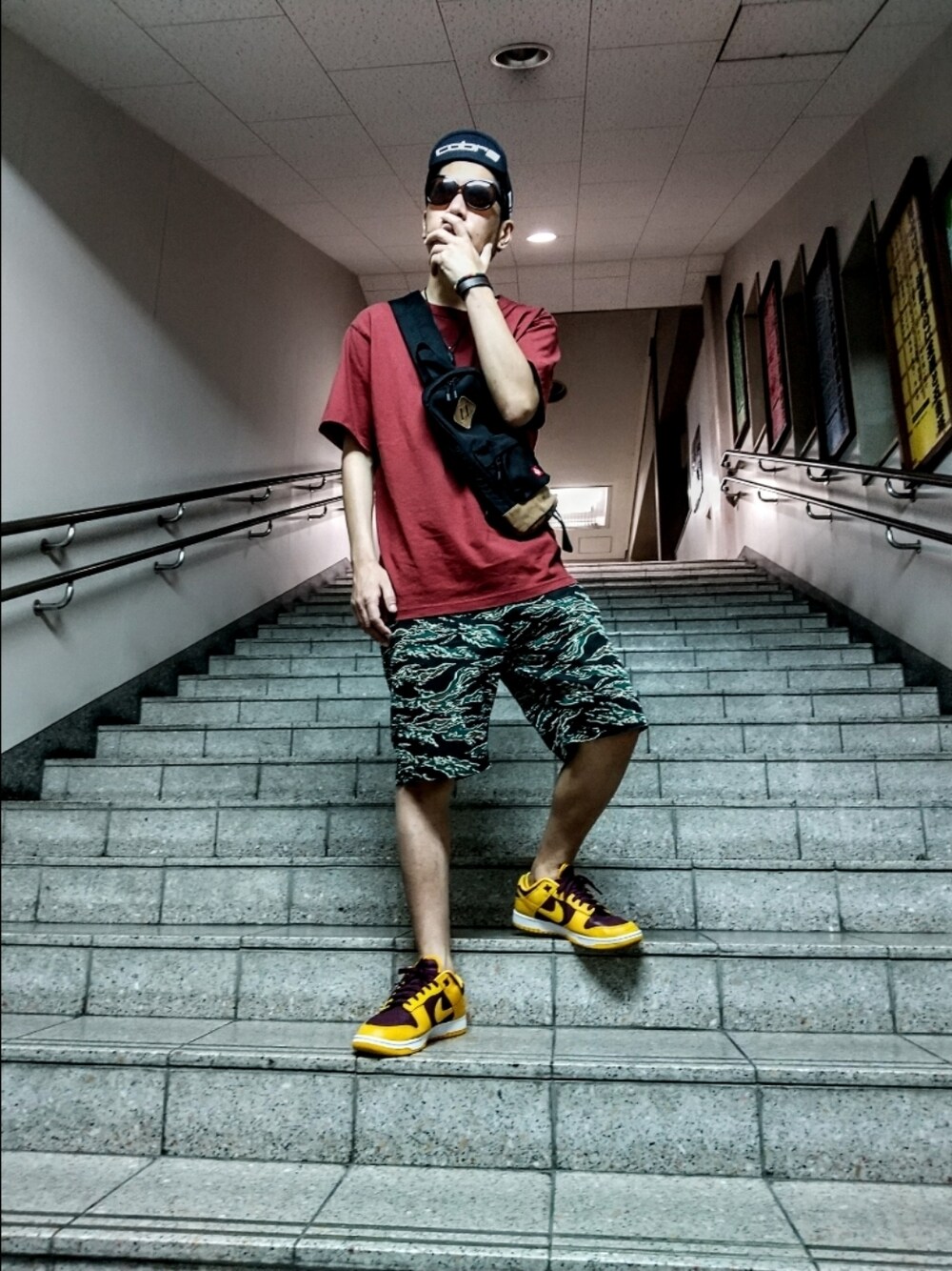 ブラック系のボディバッグ/ウエストポーチ、ブラウン系のTシャツ/カットソー、その他のパンツを着用したメンズの秋コーディネートの1枚目の写真