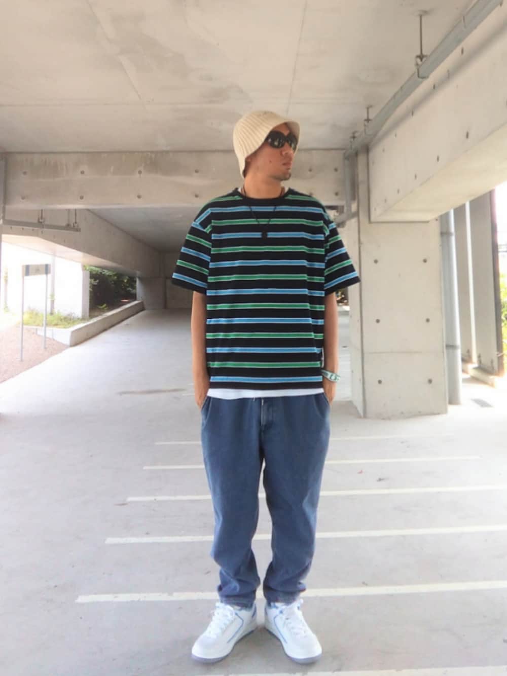 ブルー系のTシャツ/カットソー、ホワイト系のタンクトップ、ブルー系のデニムパンツを着用したメンズの夏コーディネートの1枚目の写真