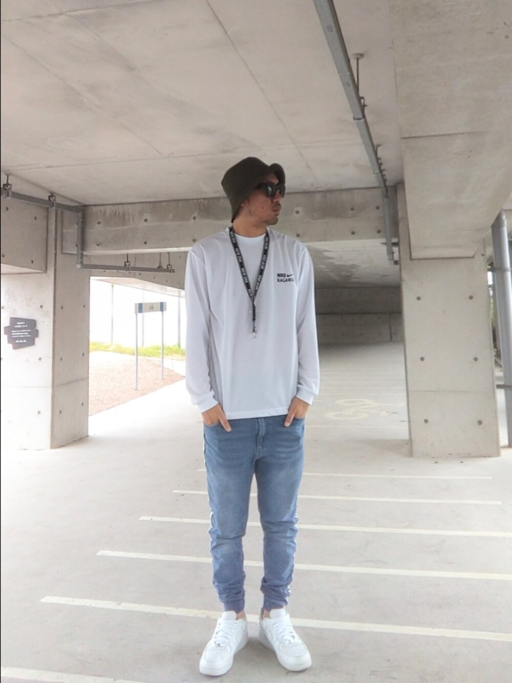 ホワイト系のスニーカー、ホワイト系のTシャツ/カットソー、ブルー系のパンツを着用したメンズの春コーディネートの1枚目の写真