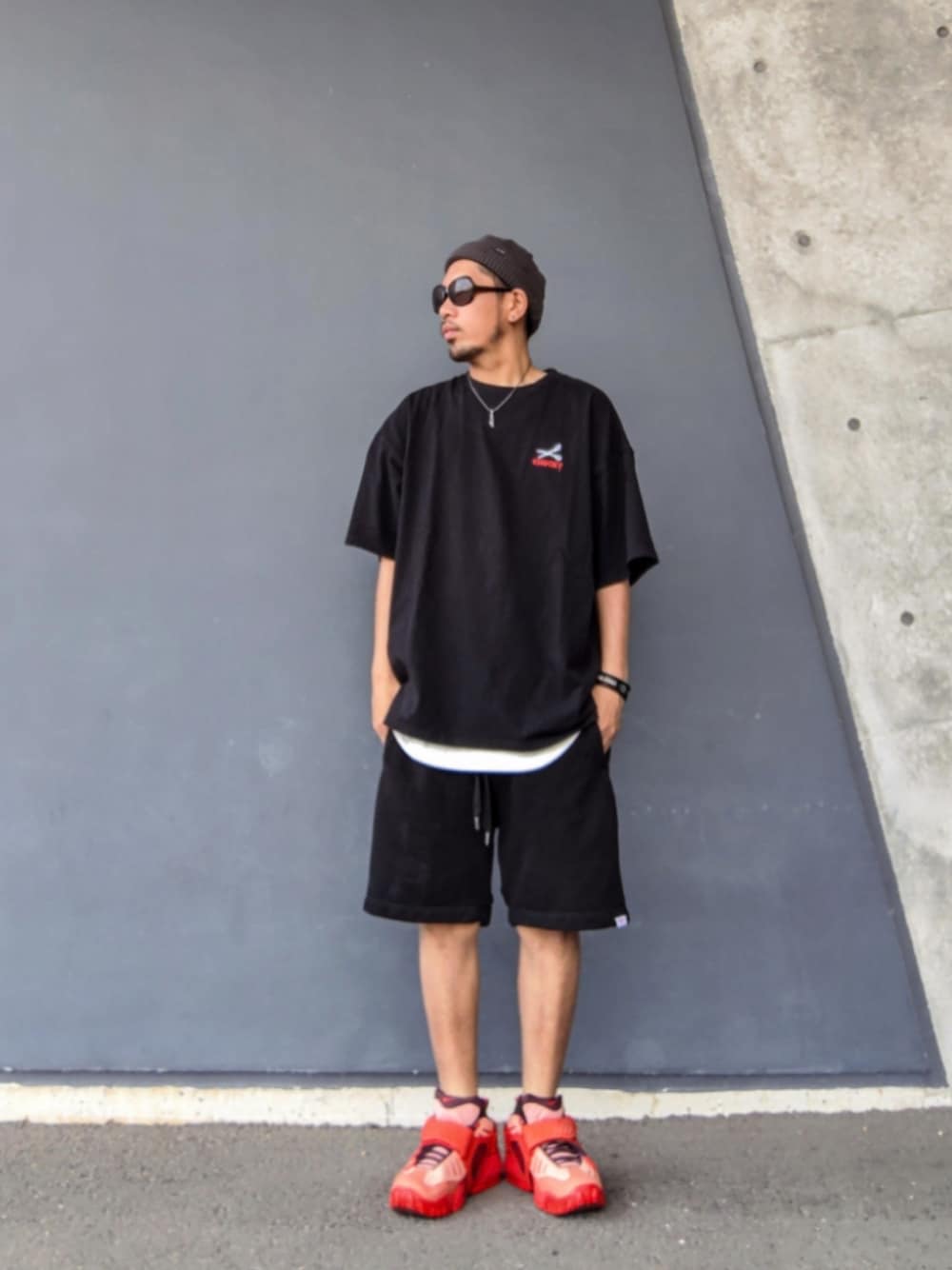 ブラック系のTシャツ/カットソー、ホワイト系のタンクトップ、ブラック系のその他パンツを着用したメンズの夏コーディネートの1枚目の写真