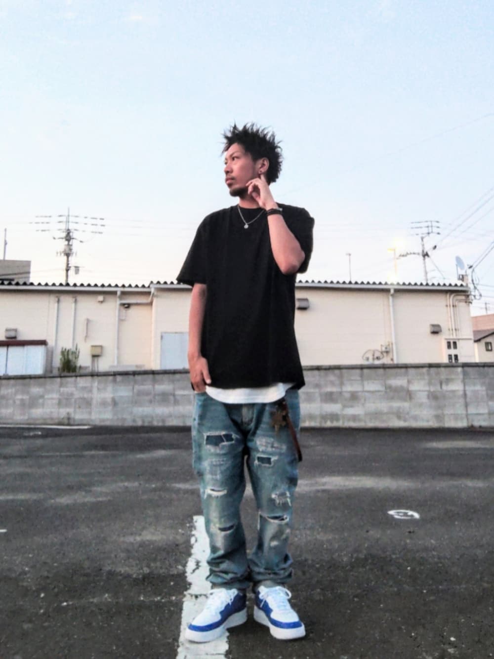 ブラック系のTシャツ/カットソー、ホワイト系のタンクトップ、ブルー系のデニムパンツを着用したメンズの夏コーディネートの1枚目の写真