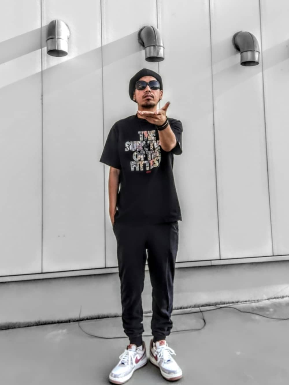 ブラック系のTシャツ/カットソー、ブラック系のスウェットパンツ、その他のスニーカーを着用したメンズの夏コーディネートの1枚目の写真