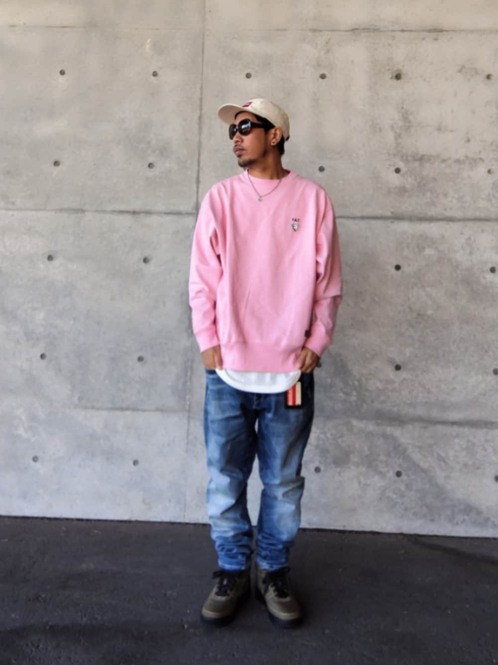 ピンク系のTシャツ/カットソー、ホワイト系のタンクトップ、ブルー系のデニムパンツを着用したメンズの冬コーディネートの1枚目の写真