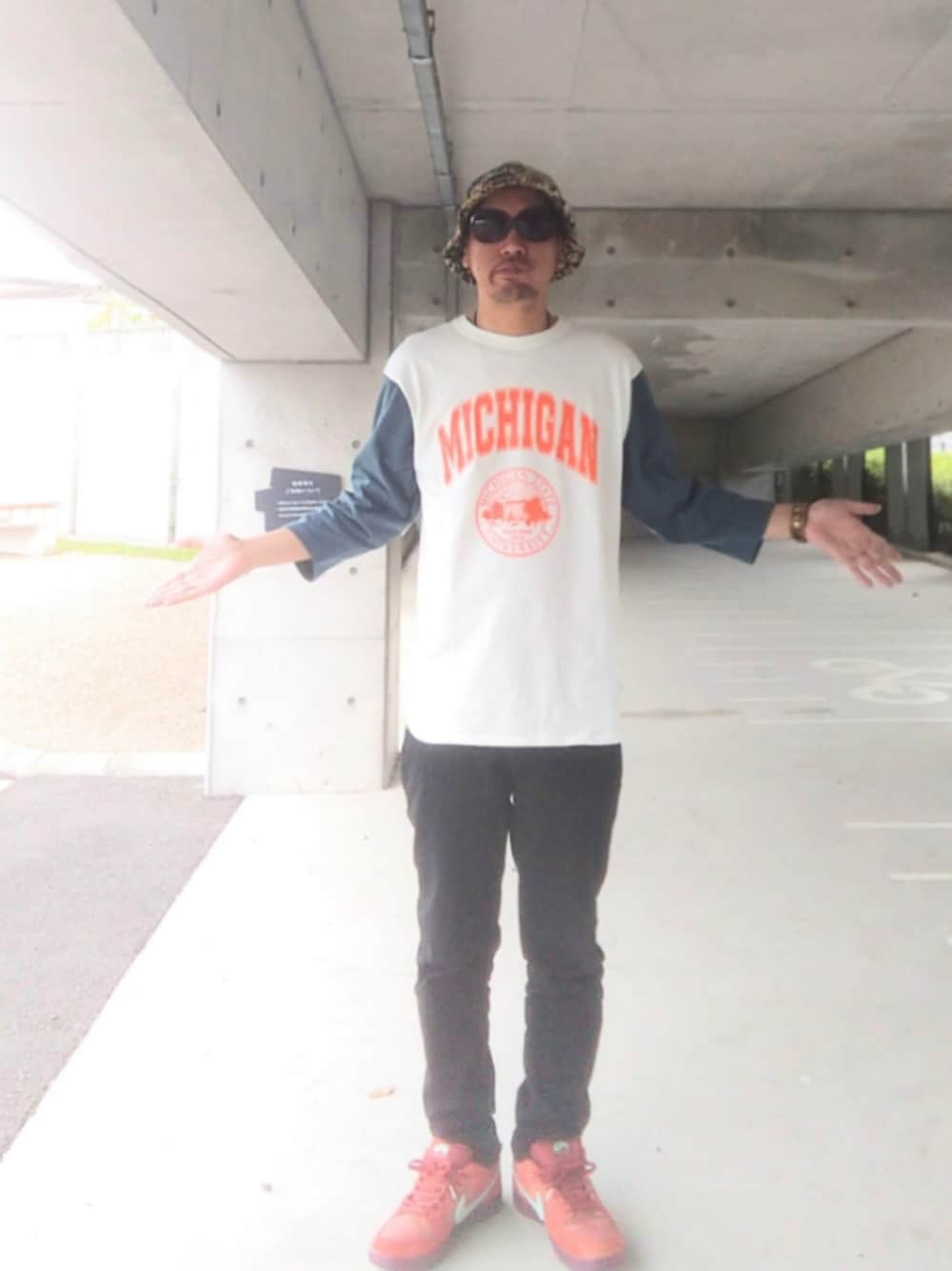 「ストリート、ラグランTシャツ、ブレスレット、united arrows、NIKE、dunk、LEFLAH、バケットハット、最近のいい感じコーデ、オレンジ、春コーデ、カモフラ」｜「LEFLAHのジャングルカモの柄の中にセクシーな女性が隠れてます✨（ハット、その他）」を使った、hasshi(ハッシー)さん（メンズ・172cm）の春コーディネートの1枚目の写真