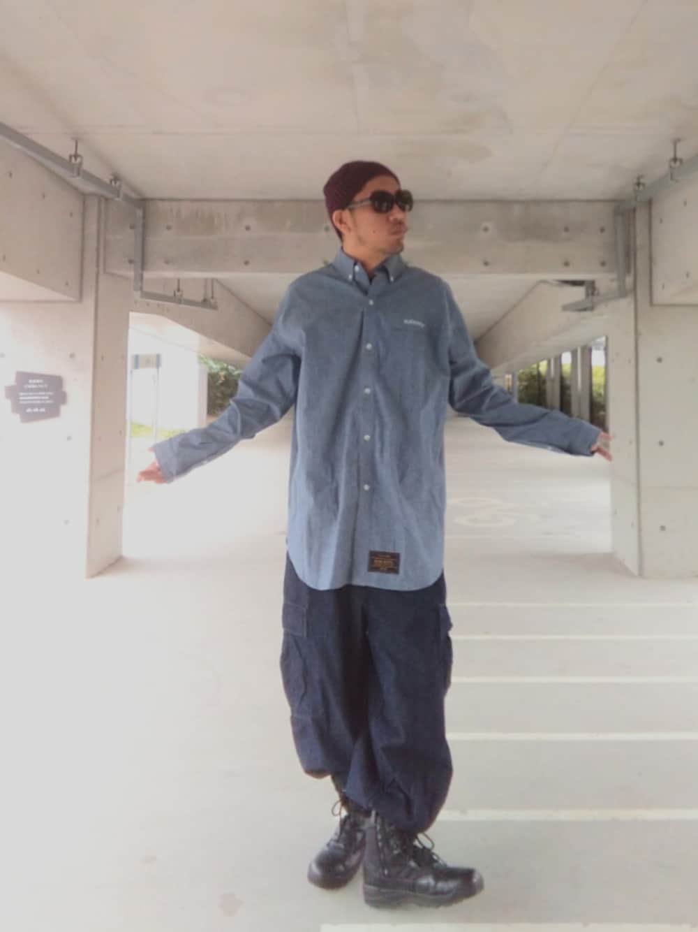 「サブサエティ(Subciety)、GU、カーゴパンツ、デニム、シャツ、ビーニー、エンジ色、us army、ブーツイン、ストリート、タクティカルブーツ、サングラス、ワイドパンツ、韻踏合組合」｜「usedのアイテム（ニットキャップ/ビーニー、ブラウン系）」を使った、hasshi(ハッシー)さん（メンズ・172cm）の冬コーディネートの1枚目の写真