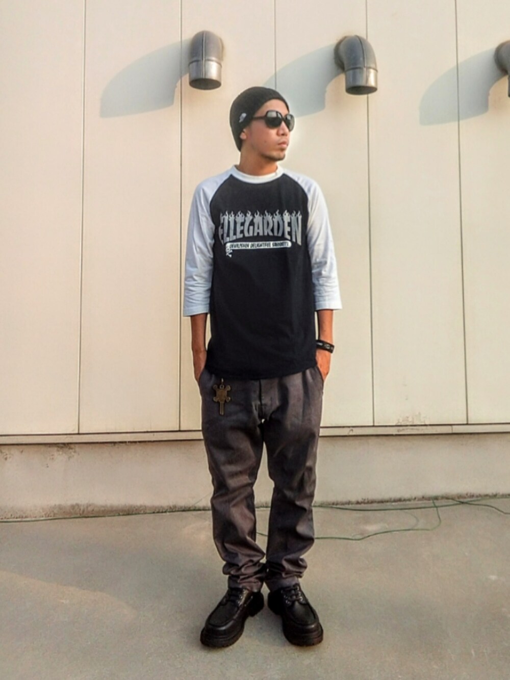 ブラック系のTシャツ/カットソー、グレー系のチノパンツ、ブラック系のモカシン/デッキシューズを着用したメンズの夏コーディネートの1枚目の写真