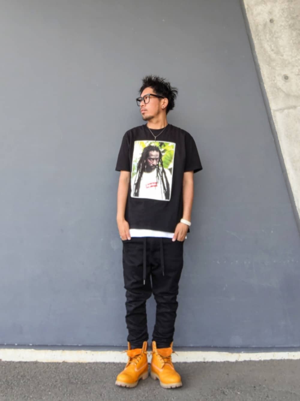 ブラック系のTシャツ/カットソー、ホワイト系のタンクトップ、ブラック系のデニムパンツを着用したメンズの夏コーディネートの1枚目の写真