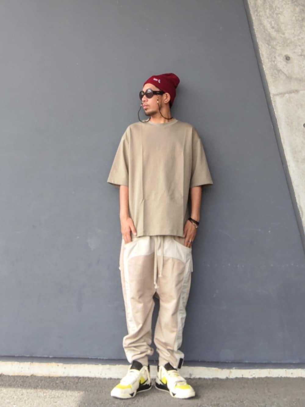 グリーン系のTシャツ/カットソー、ベージュ系のその他パンツ、その他のスニーカーを着用したメンズの秋コーディネートの1枚目の写真