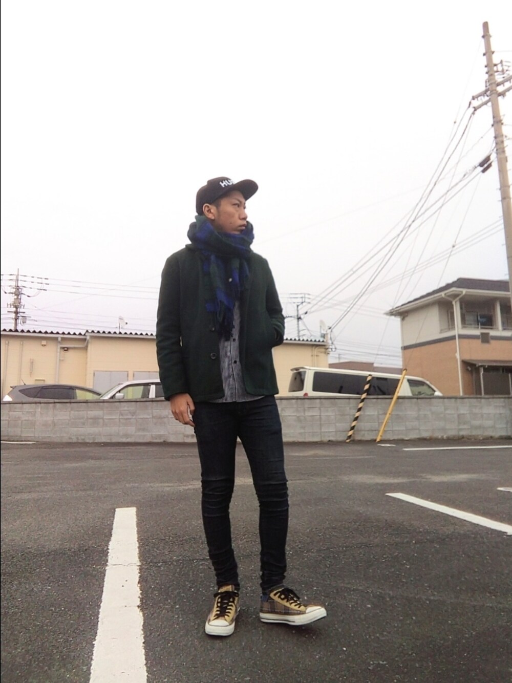 「GU、converse、オールスター、リドム、コート、HUBLOT、大人カジュアル、冬コーデ、マフラー、チェック、キャップ、おすましクソ野郎」｜「CONVERSEのアイテム（スニーカー、ベージュ系）」を使った、hasshi(ハッシー)さん（メンズ・172cm）の冬コーディネートの1枚目の写真