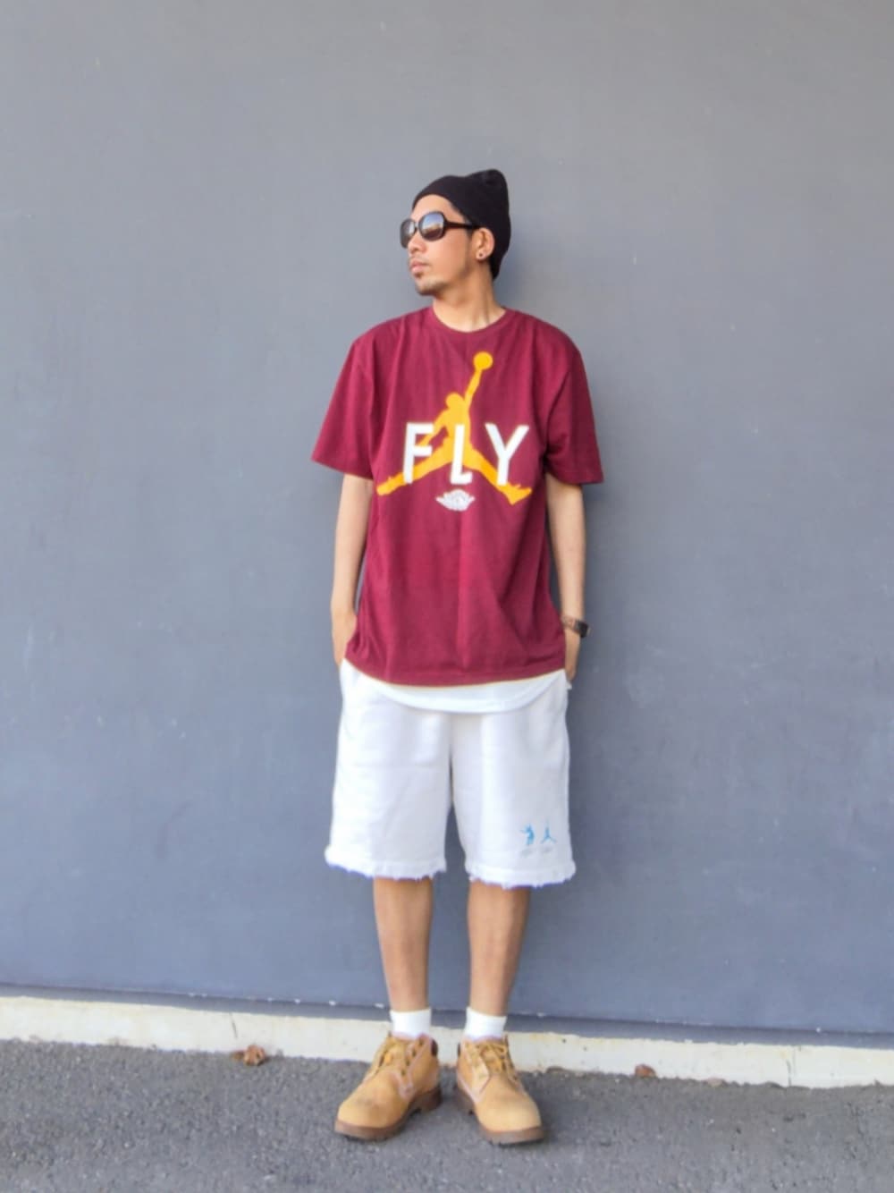 レッド系のTシャツ/カットソー、グレー系のその他パンツ、イエロー系のブーツを着用したメンズの春コーディネートの1枚目の写真