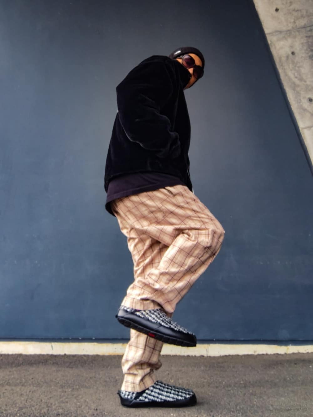 ブラック系のブルゾン、ブラック系のTシャツ/カットソー、ベージュ系のその他パンツを着用したメンズの冬コーディネートの1枚目の写真