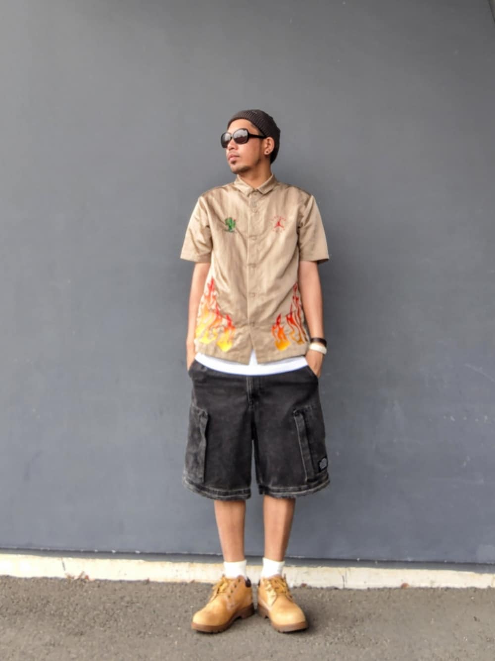 ベージュ系のシャツ/ブラウス、ホワイト系のタンクトップ、ブラック系のその他パンツを着用したメンズの夏コーディネートの1枚目の写真
