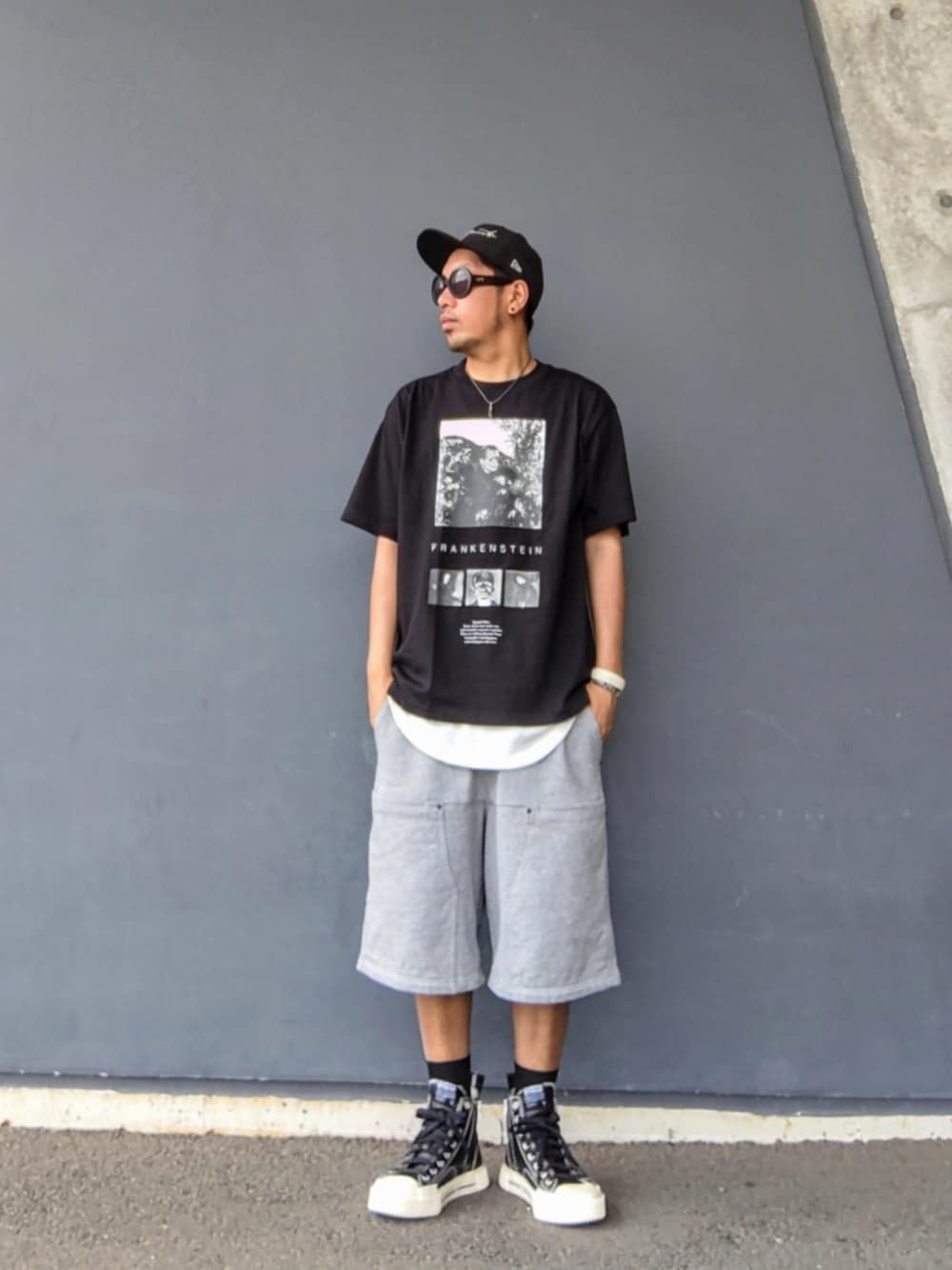 ブラック系のTシャツ/カットソー、ホワイト系のタンクトップ、グレー系のその他パンツを着用したメンズの夏コーディネートの1枚目の写真