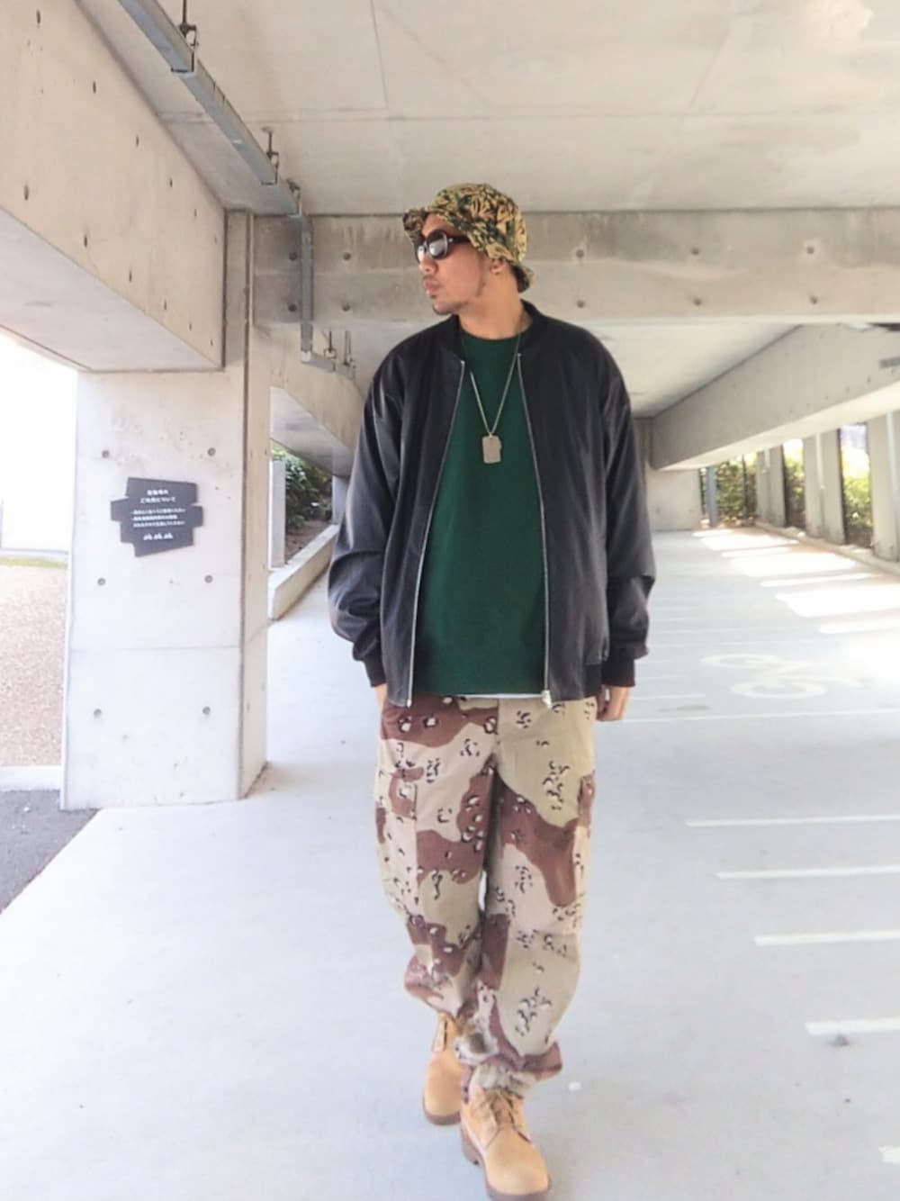 ブラック系のジャケット/アウター、グリーン系のスウェット、その他のカーゴパンツを着用したメンズの春コーディネートの1枚目の写真