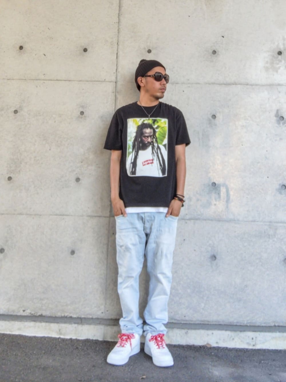 ブラック系のTシャツ/カットソー、ホワイト系のタンクトップ、ブルー系のデニムパンツを着用したメンズの夏コーディネートの1枚目の写真