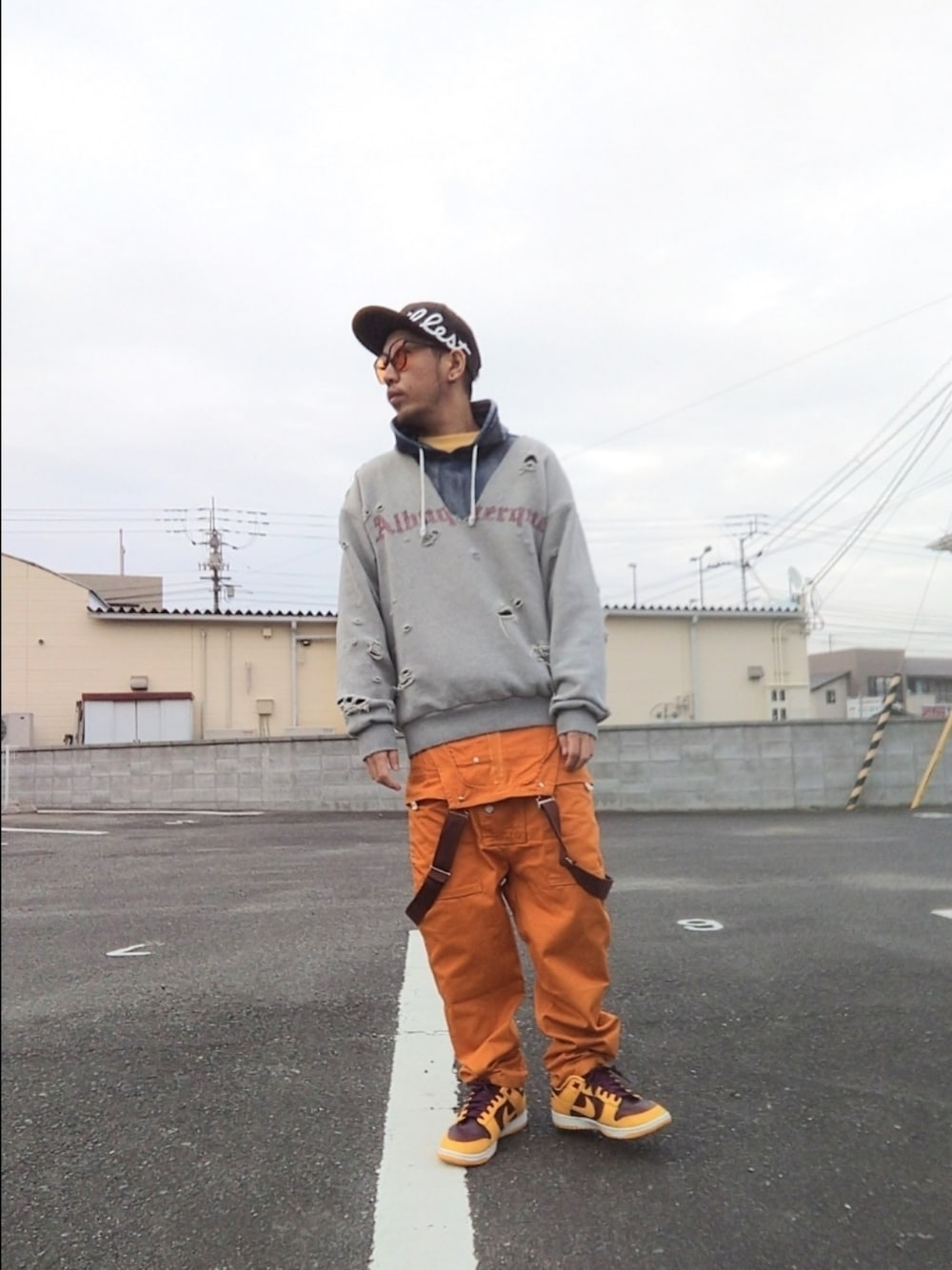「イレスト、フリークスストア、スウェット、ウィゴー(WEGO)、デニムパーカー、オーバーオール、NIKE、ダンク、スニーカー、ストリート、春、サングラス、POISON、300回投稿記念コーデ、オバオルズ」｜「FREAK'S STOREのアイテム（スウェット、グレー系）」を使った、hasshi(ハッシー)さん（メンズ・172cm）の冬コーディネートの1枚目の写真
