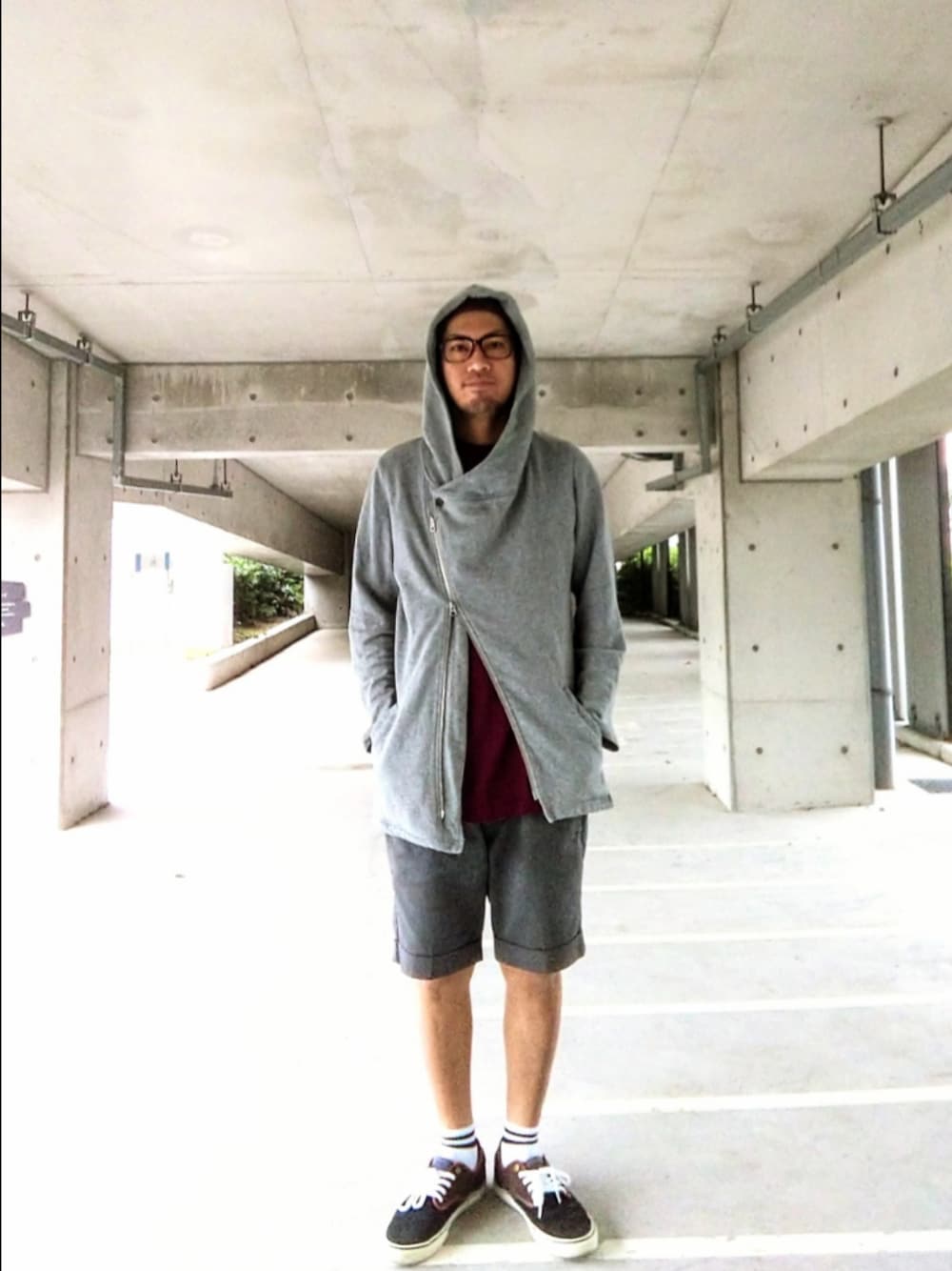 グレー系のパーカー、レッド系のTシャツ/カットソー、グレー系のその他パンツを着用したメンズの秋コーディネートの1枚目の写真