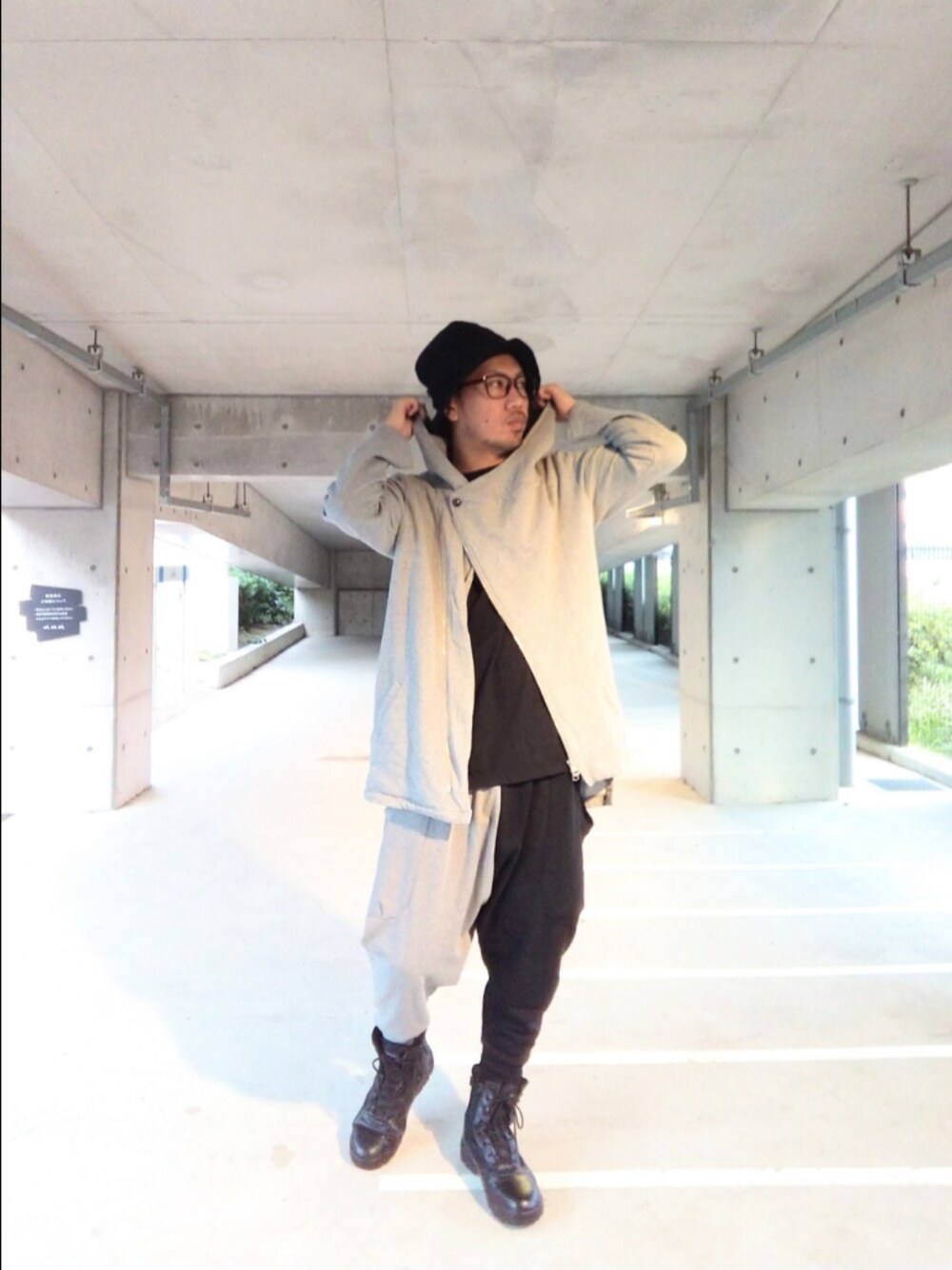 グレー系のパーカー、その他のスウェットパンツ、ブラック系のブーツを着用したメンズの秋コーディネートの1枚目の写真