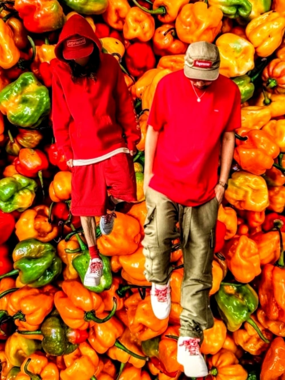 レッド系のTシャツ/カットソー、グリーン系のその他パンツ、ホワイト系のスニーカーを着用したメンズの夏コーディネートの1枚目の写真