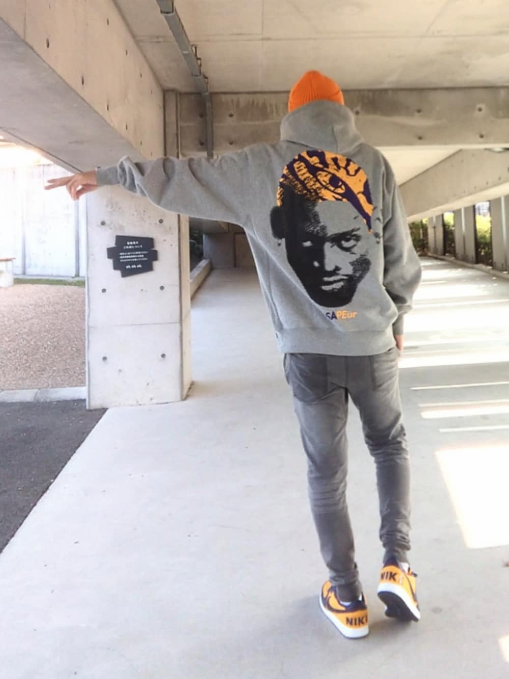 グレー系のパーカー、グレー系のその他パンツ、イエロー系のスニーカーを着用したメンズの冬コーディネートの1枚目の写真